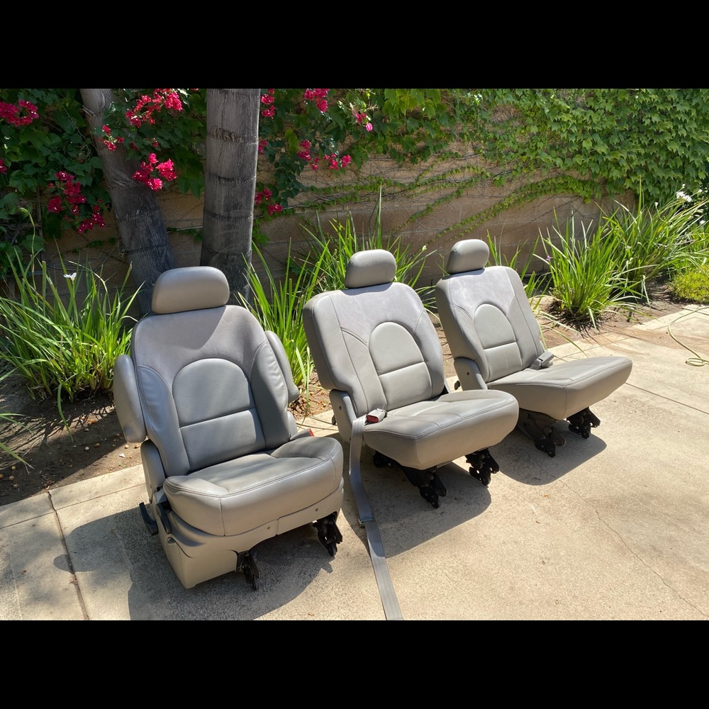 2003 Chrysler Town & Country limited car seats